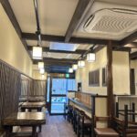 木目を活かした飲食店客席の施工後